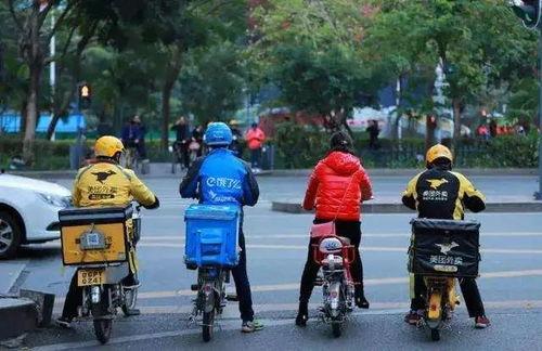 美团骑手路上吃瓜,街头一幕引网友热议